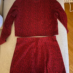 Set från Monki - Kjol i stl M topp i stl L, skulle dock säga att de är lite små i stl. 