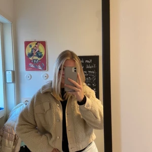 Zara teddyjacka st s - Slutsåld teddyjacka från zara. Ser ut som ny och inte använd alls mycket. St s men skulle säga att den passar xs-m då den är oversize. Skriv vid frågor, fler bilder kan skickas. Köpare står för frakt💗