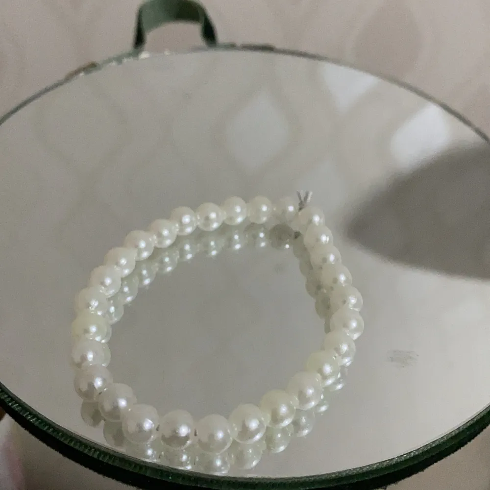 Säljer den här super söta pärl armbandet🥰. Det kostar 30 kr. Det är många som vill köpa så först till kvarn. 💜. Accessoarer.