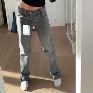 Zara jeans - Säljer dessa slutsålda jeans från zara då dom är för stora. Kan tänka mig att byta mot en 34 eller sälja, BUDA❣️