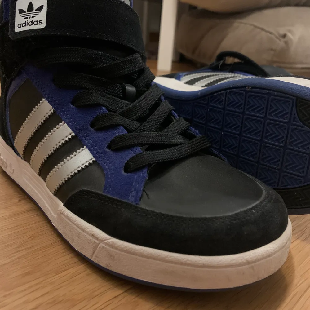 Unika Adidas-skor som jag endast använt 1 gång. Toppenskick 🥰 Nypris var 1299kr. Säljer pga inte riktigt min stil! Skicka DM för frågor eller fler bilder 💕. Skor.