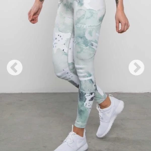 Superhärliga tights från aimn - Säljer mina gamla favoriter från aimn! Träningstights i ett superhärligt mjukt material och snyggt mönster. Använda men är i gott skick ✨