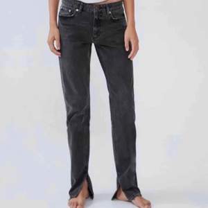 Säljer dessa slutsålda zara jeans då de är förstora, kan tänka mig att byta mot en 34 eller sälja vidare. Buda❣️
