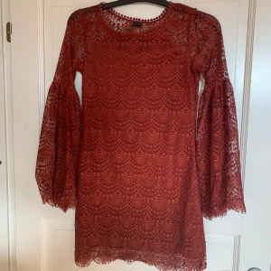 Coachella klänning - En jättesöt klänning i storlek xs, men som är för kort för mig som är 172 cm. 80kr + frakt, Dm för frågor