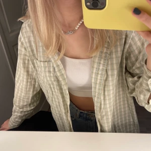 Skjorta  - Säljer denna fina skjorta då den inte kommer till användning just nu! Den är i strl 42 då jag ville ha den lite oversized. Betalning sker via swish och köparen står för frakt💕💕💕💕💕