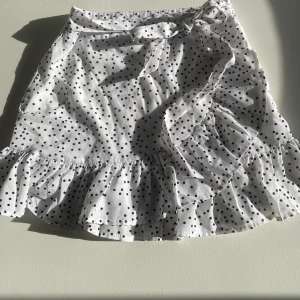 Kjol med volang och knytning🌸 - Fin kjol från shein som inte kommer till användning hos mig. Använd ett fåtal gånger och i bra skick! 50kr inkl frakt