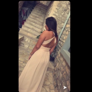 Klänning från Nelly storlek S - Säljer denna klänning som endast är använd en kväll. Som i nyskick. Storlek S.