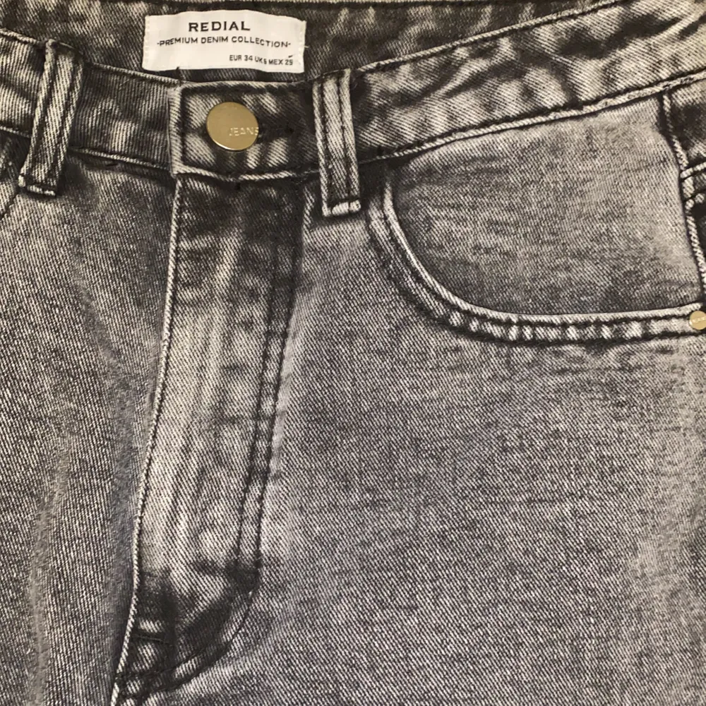 Gråa jeans från Boohoo i storlek 34. De är aldrig använda.. Jeans & Byxor.