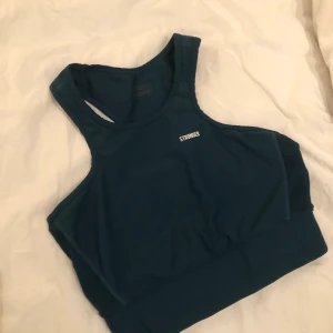 Stringent topp - Mörkgrön crop topp från stronger i bra skick. 