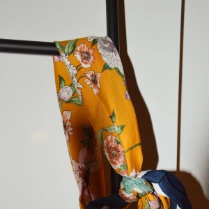 Siden hårband💛 - Ett guld siden hårband/scarf från H&M