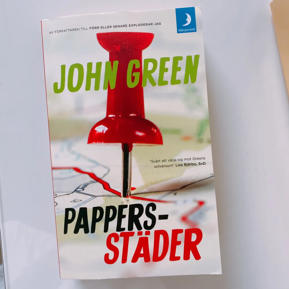 säljer en john green pocketbok: pappersstäder! en absolut klassiker och ett måste för tonåringar! läs mer på andra sidan. pocketen är i fint skick! 🥰  köp 1 för 45, 2 för 75! 💖. Övrigt.