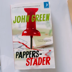 📌 john green bok: pappers-städer 📌 - säljer en john green pocketbok: pappersstäder! en absolut klassiker och ett måste för tonåringar! läs mer på andra sidan. pocketen är i fint skick! 🥰  köp 1 för 45, 2 för 75! 💖