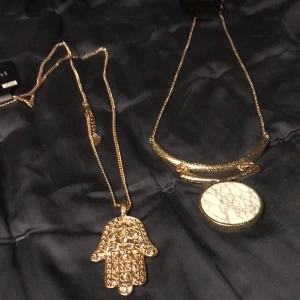 Halsband - Två halsband från Ur&Penn med prislapparna på. Säljer 1= 60+ frakt eller 2= 80kr ink frakt