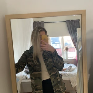 Militärmönstrad jacka från nakd, strl 36 - Endast använd 1 gång. Supersnygg jacka till våren i storlek 36. Säljer då jag inte får användning för den. Köpt för 500 säljer för 200 kr. Frakten är spårbar