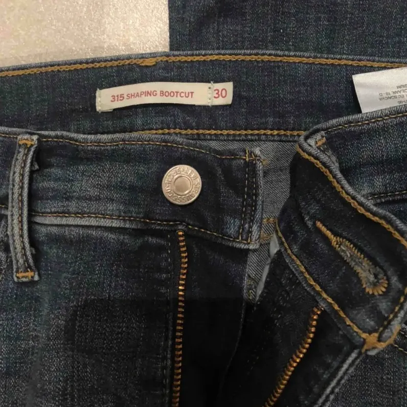 Bootcut jeans från Levi’s (315), de är storlek 30 men är oerhört stretchiga o passar därmed allt från 27-31 skulle jag säga (är själv en 27). Köptes sommaren 2018 o är sparsamt använda..bjuder på frakten . Jeans & Byxor.