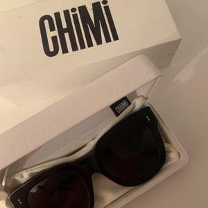 Jättesnygga solglasögon från chimi eyewear, endast använda några gånger! De är i modellen Berry #008💜 Köpte dem för 999kr på deras hemsida✨ Priset kan diskuteras!