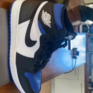 Jordan 1 Royal Toes - Säljer mina Jordan 1s i strlk 43, då dom bara står och inte används. Har endast använt dom 2-3 ggr så skorna är i princip nya. Jag har både box och extrasnören kvar. Priset kan diskuteras 👍🏼