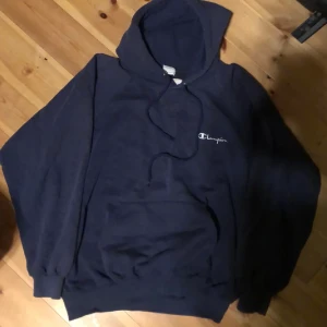 Marinblå champion hoodie - Marinblå champion hoodie, är i fint skick:)