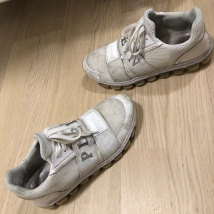 Skor  - Säljer mina Philip Plein skor storlek 43, säljes pga att jag redan har alldeles för mycket skor! De är lite smutsiga som ni ser på bilden men går säkert att tvätta upp. Nypris på dessa var 4600:- och jag vill ha budgivning från 400:- från start. Köpare står för frakt! ☺️