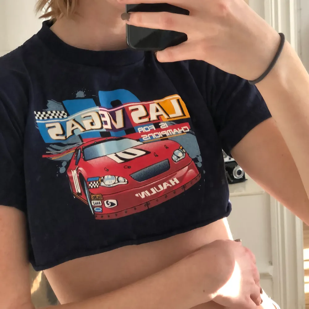 Väldigt kort croppad t-shirt från barnavdelningen 🚗. Toppar.