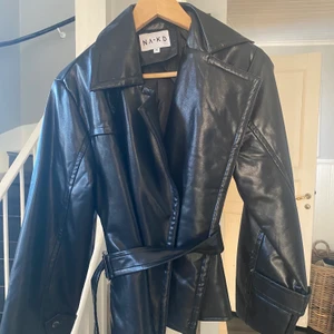 HELT NY SKINNJACKA - slänger upp den här annonsen igen, en helt ny ”skinnjacka” från Nakd. Stl 36! Nypris runt 600 tror jag. Perfekt för våren!