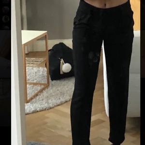 Kostymbyxor  - Snygga svarta kostymbyxor från Gina som går att ha både hög och lågmidjat. Finns även öglor för skärp. Frakten ingår inte i priset.