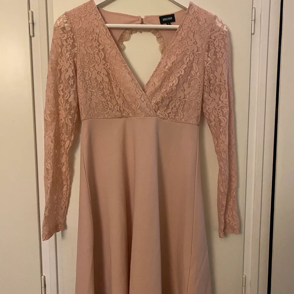 En jätte fin klänning i en beige/rosa färg och öppen rygg. Klänning är endast använd 1-2 gånger och är i från bubbelroom. Du står för frakten! . Klänningar.