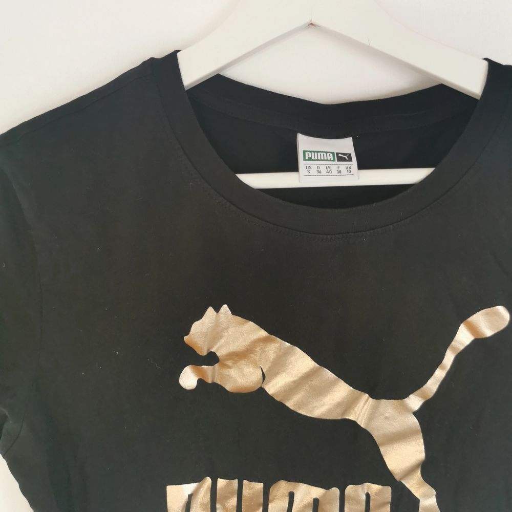 Svart T-shirt från puma med guldtryck, strl S, frakt ingår i priset 🖤. T-shirts.