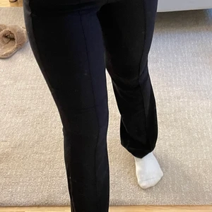 Kostymbyxor med sömmar - Bekväma kostymbyxor från veromoda, knappt använda. Buda privat. 