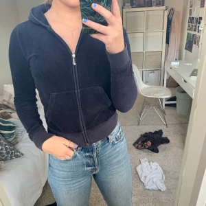 Mörkblå juicy kofta - Snygg mörkblå juicykofta i bra skick! Storlek 12 i amerikansk storlek vilket typ motsvarar S.