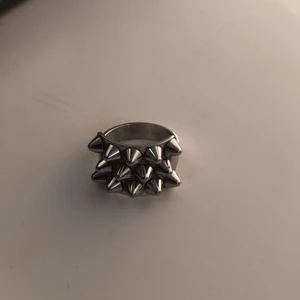 Ring - Ring med nitar från edblad, nypris 349kr