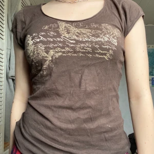brun yk2 top - Super söt brun top, super mjuk tyg💋💋 gillar den väldigt mycket så buda i kommentarerna!!🥰