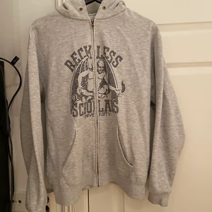 RECKLESS GREY ZIP-UP HOODIE - Reckless grey zip-up hoodie in good condition 