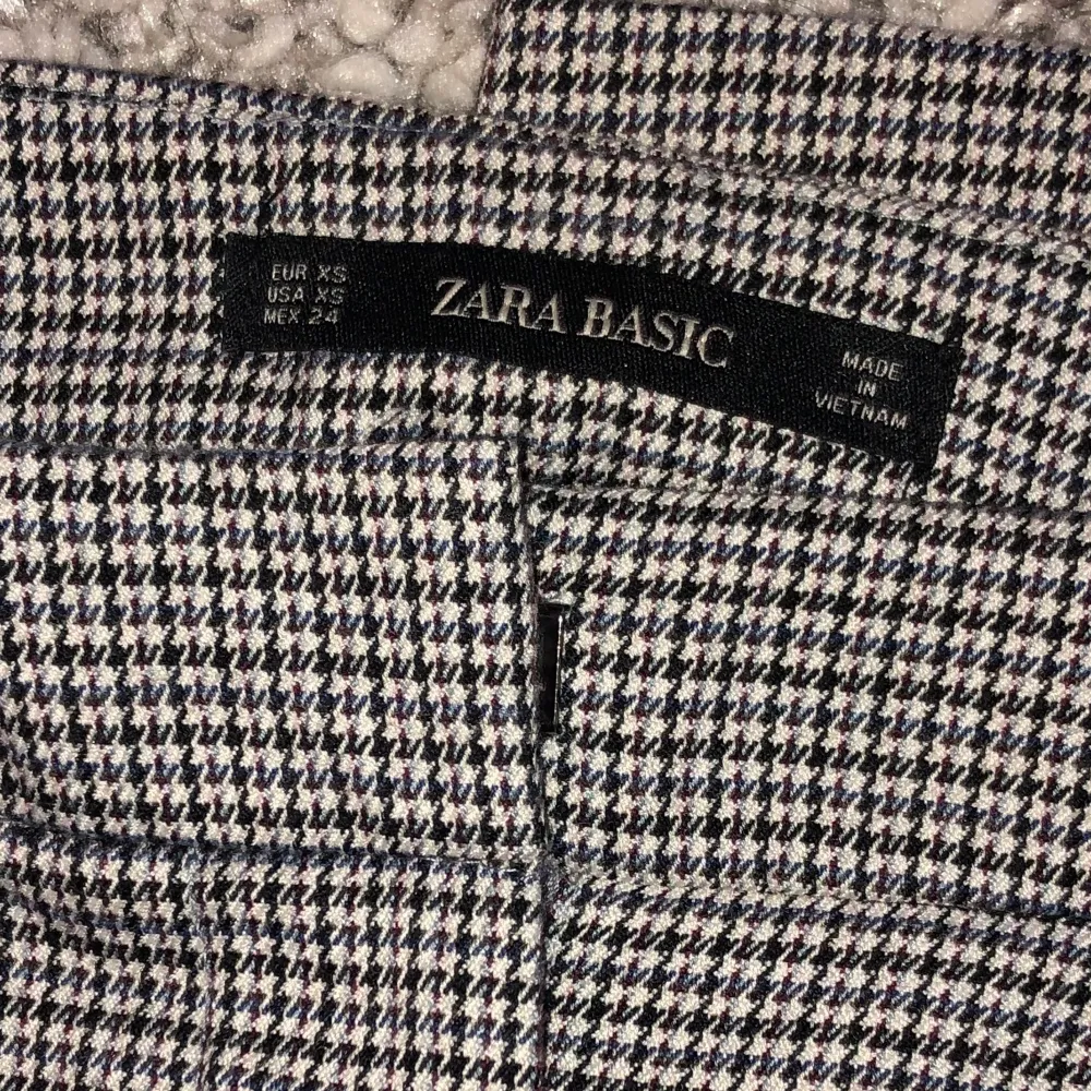 Kostymbyxor från Zara Små detaljer på fickorna framtill samt en falsk bakfickan Använda några gånger och säljs då de är för små. Jeans & Byxor.