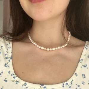 halsband ”perles de soire” - PERLES DE SOIRE 179kr ink frakt 🐚 ett handgjort halsband av stora sötvattenspärlor 🦋 perfekt till strandhäng men även om du vill vara lite extra fin
