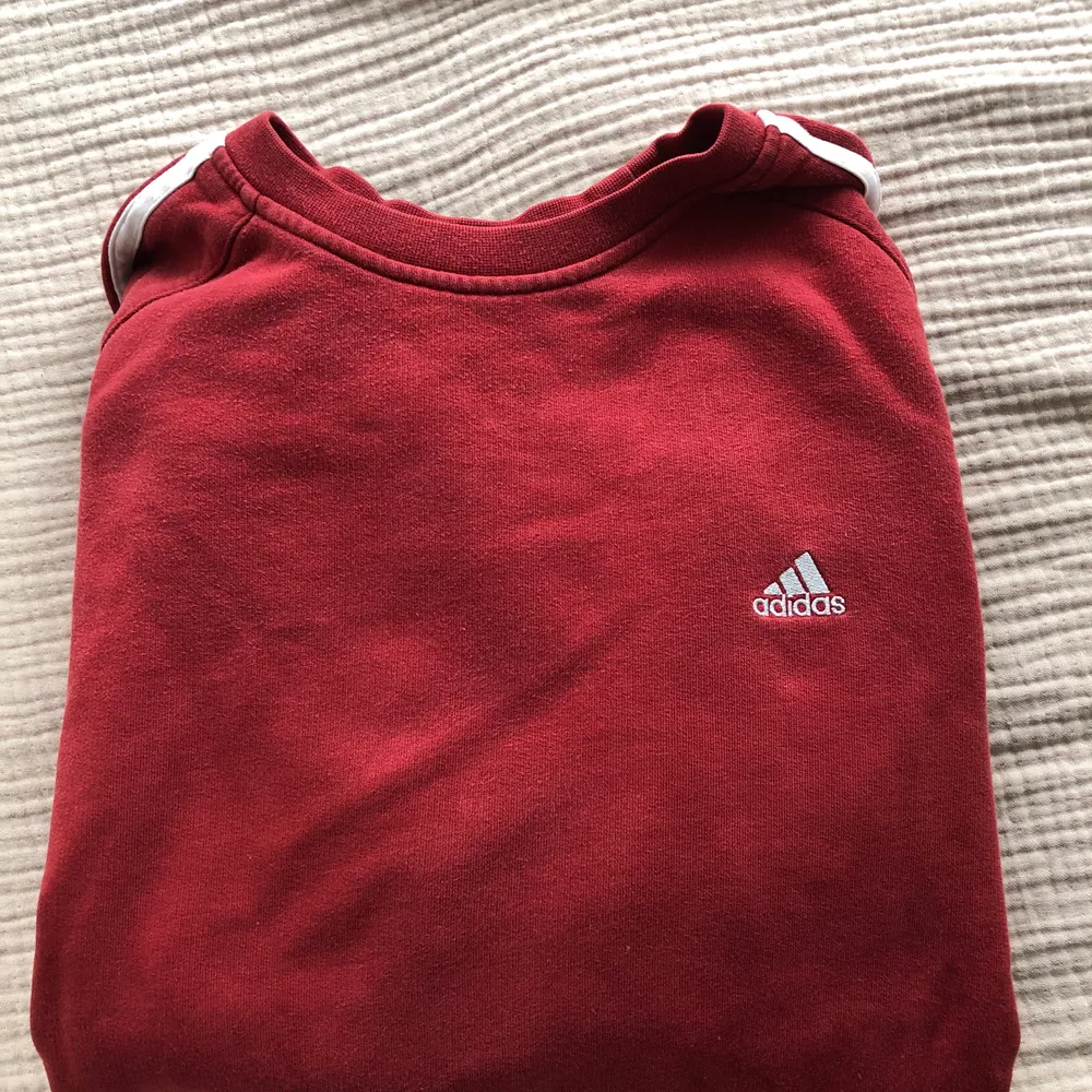 Vinröd sweatshirt från Adidas. . Hoodies.