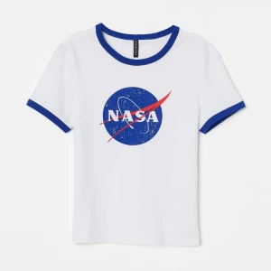 🪐Slutsåld H&M Nasa t-shirt🪐 - Lånad bild. Säljer denna vintage H&M divided Nasa t-shirten. Storlek S med en lite tightare passform än vanligt. Använd 1 gång sedan i somras då jag köpte den. Nyskick. Slutsåld. Jag står ej för frakten. Om du önskar samfraktning går det att lösa vid köp av något annat på min plick - blir då ett annat pris för frakten.