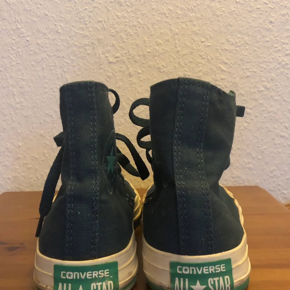 Mörkblåa converse med turkosa detaljer och insida. Storlek 39. Köparen står för frakt!. Skor.