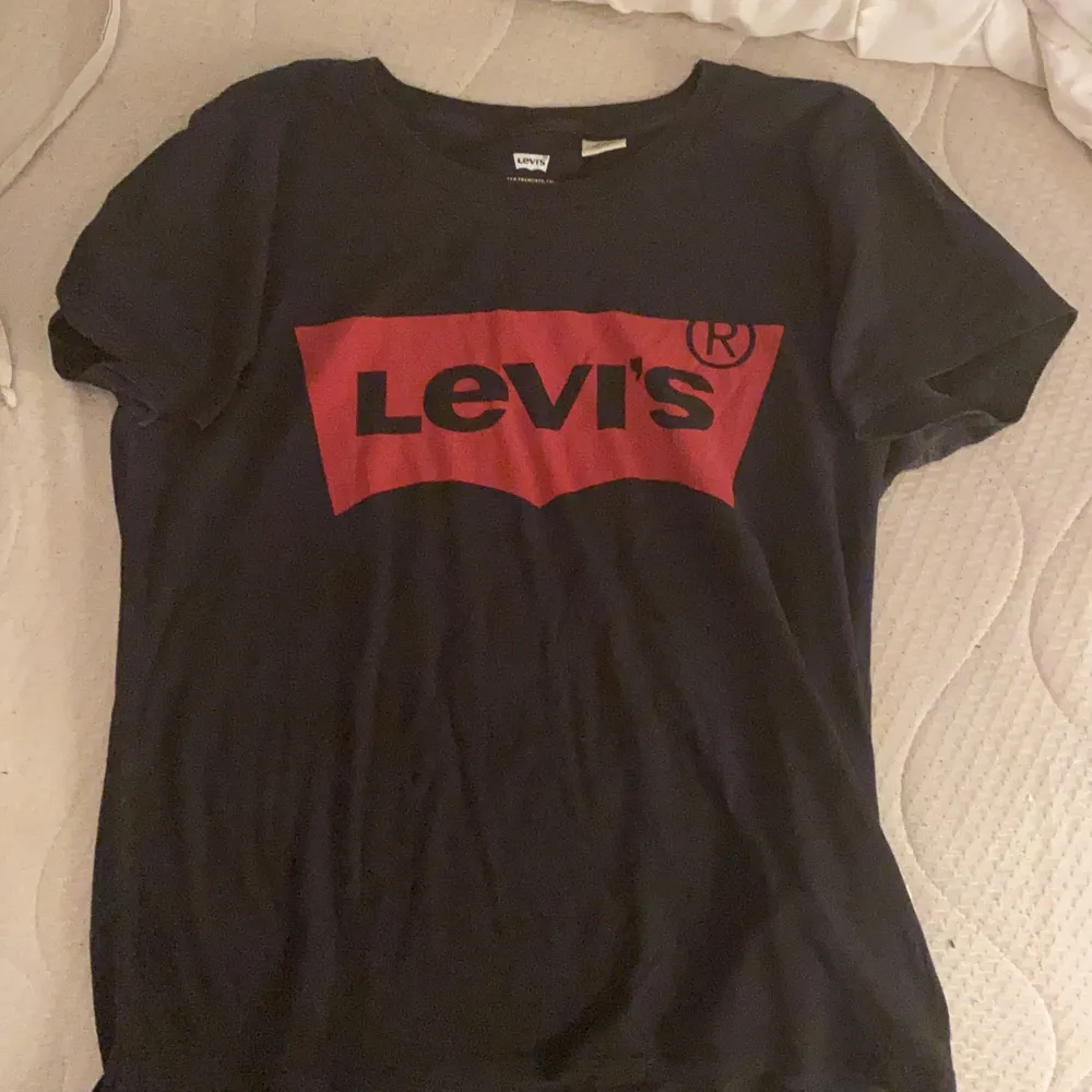 En svart Levis T-shirt med ett rött tryck:). T-shirts.