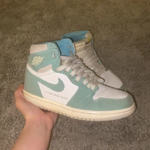 Nike Air Jordan 1 High OG retro green - Intressekoll på mina Jordan 1 highs i colourwayen Turbo Green, dom är stl. 38. Har haft dom i ungefär ett halvår och köpte de begagnat, nypris ca 10 000kr i denna storlek. Skolådan följer med. inte 100% att jag vill sälja än men skriv bud privat. Kommer kanske ta ett tag att bestämma mig men om jag inte svarar privat så är jag fortfarande osäker. 