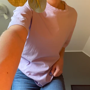 Vårig T-shirt - Vårig och oversized t-shirt från Monki. Jättefin lila färg. Säljer pågrund av att jag har två likadana. Mycket sparsam använd. Tröjan är i storlek xs men mycket oversized som ni kan se på bilderna💜
