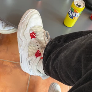 Jordan 4 metallic red - Väl använda Jordan 4 metallic red i storlek 43, har allt OG och bevis på att dom är äkta. Condition 7/10 en del creasing och ytligt smuts samt en och annan repa. Samt lite cracking på wingsen. Dom sälja för 4000 ish beroende på storlek på resell sidor 