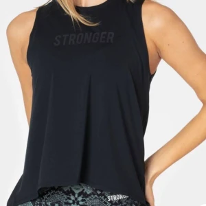 Stronger Tie Top, storlek M - Linnet är helt nytt och har inte används någon gång. Den har normal storlek så har du M vanligtvis går det att ha denna. Sitter väldigt snyggt och om man vill så kan man knyta den ibak då den är delad.     Pris går att diskutera!!🤗