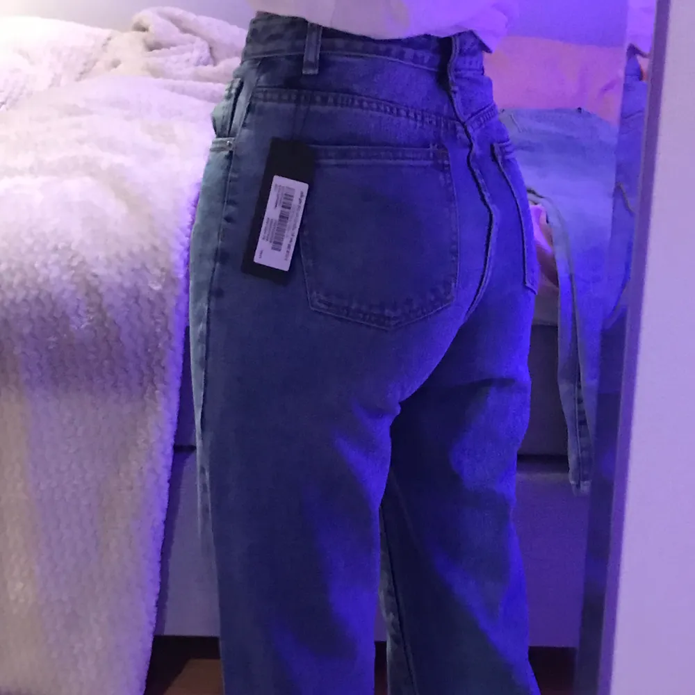 Jeans med slits från boohoo!🌟 Asballa men tyvärr för långa för mig därför säljer jag dem. Jeansen sitter väldigt bra runt midjan och i rumpan, de är i väldigt skönt material och stretchiga. 350kr+frakt! Skriv om du har fler frågor💞💞. Jeans & Byxor.