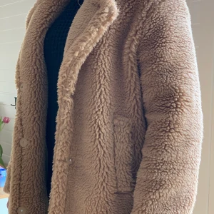 Fluffig jacka - Säljer denna superfina vårkappa med fluffigt ”teddy bear” material från ginatricot. Lite för lång på mig i min smak, jag är 163 cm. Köp direkt för 300 kr + frakt. 💗💗