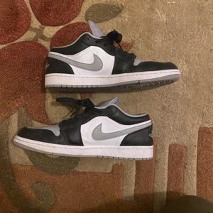 Jordan 1 low shadow  - De är storlek 44. Jag har kvitto och boxen kvar. Jag köpte de 2020 i juni på footlocker. Sicket på de är ungefär 8.5/10 men de är ändå cressade