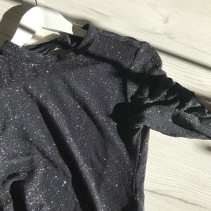 glittrig lyxig body - Glittrig body som passar perfekt till finmiddagen. Superfin i ryggen!! Storlekslappen har jag klippt bort men har för mig och dömer den själv som en S/M (ganska stretchig)