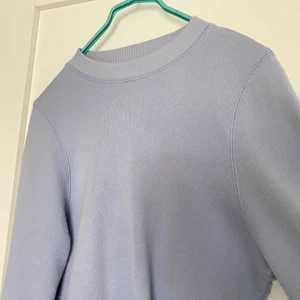 Pastellblå tröja - Säljer min fina pastellblåa tröja från & other stores. Jättefin passform och perfekt färg nu till våren🧡. Säljer pågrund utav att den används för lite. Skulle säga att den är liten i storlek, passar alla från storlek 34-38 beroende på hur man vill att den ska sitta🦋. 