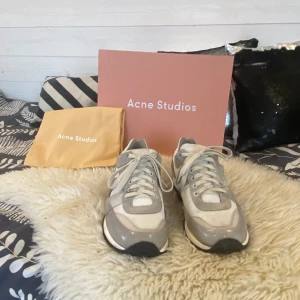 Acne Studios Sneakers - Storlek 43, Skick 7/10, Nypris 4000:-, Kommer med originallåda o dust bag, Fri frakt eller meetup i GBG,      DM vid fler bilder 