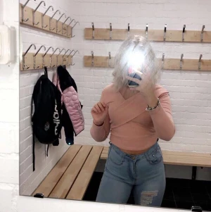 Rosa korsad tröja - En jätte fin rosa tröja från SHEIN, tröjan är i storlek s och är verkligen superbekväm! Tyget är ribbat och är i en superfin rosa färg. Köparen står för frakten, säljs för 40 kr, kan gå ner i pris vid snabb affär!😊